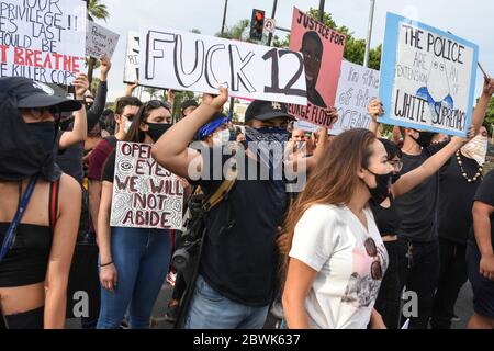 Une manifestation de Black Lives Matter Inland Empire dans la ville de Riverside, Californie, États-Unis, en signe de protestation contre la mort de George Floyd, un Noir de 46 ans, tué par la police de Minneapolis le 25 mai lorsqu'il a été arrêté. Il est mort après qu'un policier ait appliqué son genou à M. Lloyds pendant plus de neuf minutes, alors que le suspect était au sol et menotté. La mort de M. Floyds a déclenché des manifestations massives partout aux États-Unis, y compris ici à Riverside. Banque D'Images