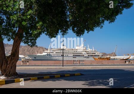 Vue sur Corniche vers le yacht de luxe Al Said dans le port de Sultan Qaboos, Muscat, Sultanat d'Oman Banque D'Images