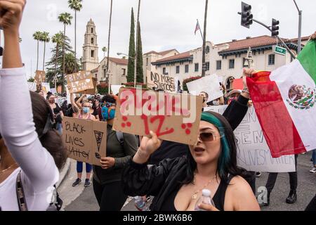 Une manifestation de Black Lives Matter Inland Empire dans la ville de Riverside, Californie, États-Unis, en signe de protestation contre la mort de George Floyd, un Noir de 46 ans, tué par la police de Minneapolis le 25 mai lorsqu'il a été arrêté. Il est mort après qu'un policier ait appliqué son genou à M. Lloyds pendant plus de neuf minutes, alors que le suspect était au sol et menotté. La mort de M. Floyds a déclenché des manifestations massives partout aux États-Unis, y compris ici à Riverside. Banque D'Images