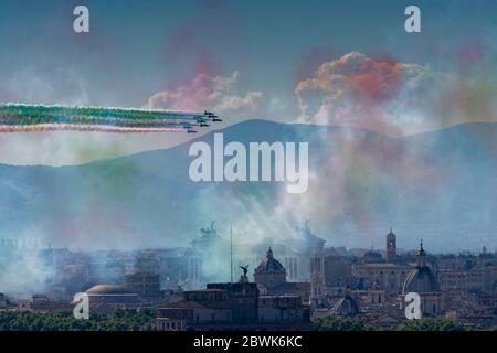 Patrouille acrobatique de 'Frecce tricolori' au-dessus du ciel de Rome Banque D'Images