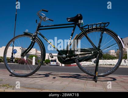 Vélo Atlas stationné sur la route à Muscat, Sultanat d'Oman Banque D'Images