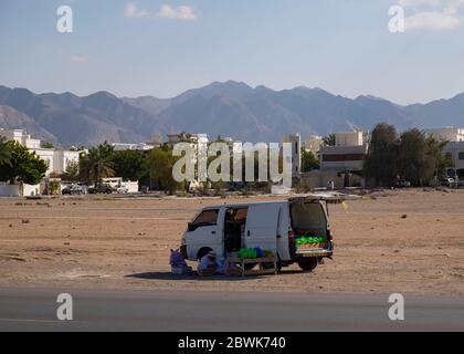 Vente de fruits et légumes en bord de route à Muscat, Sultanat d'Oman Banque D'Images