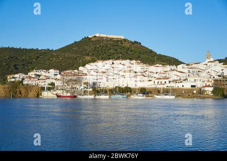 Sanlucar de Guadiana en Espagne et Alcoutim au Portugal avec des bateaux à voile sur le fleuve Guadiana Banque D'Images