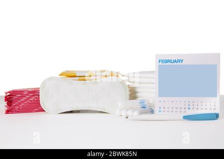 différents tampons et tampons de coton hygiéniques menstruels sur fond blanc. Produits d'hygiène féminine. Espace de copie. Banque D'Images
