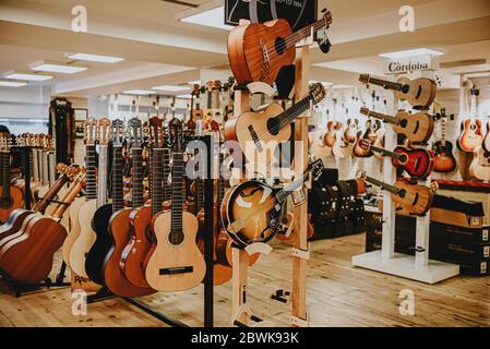 Istanbul Turquie 1er novembre 2019 variété une vaste sélection de guitares acoustiques dans la fenêtre du magasin de musique Banque D'Images