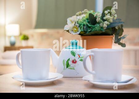 Scène avec table servie pour la cérémonie du thé avec des fleurs naturelles. Banque D'Images