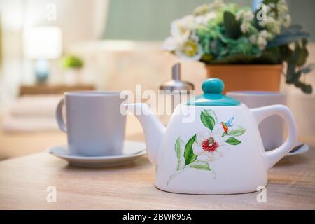 Scène avec table servie pour la cérémonie du thé avec des fleurs naturelles. Banque D'Images