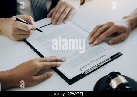 Le couple est divorcé qui a remis son anneau d'engagement aux documents de divorce que l'avocat clarifie. Banque D'Images