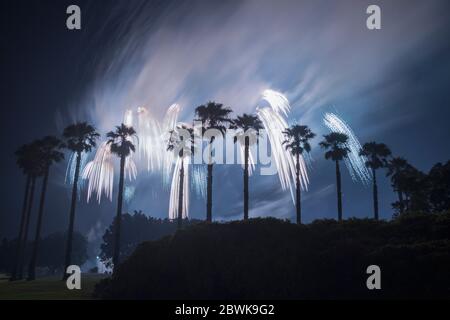 Feux d'artifice à Perth, événement du nouvel an, photos prises du jardin de l'hôtel Crown en regardant la rivière Swan et les palmiers Banque D'Images