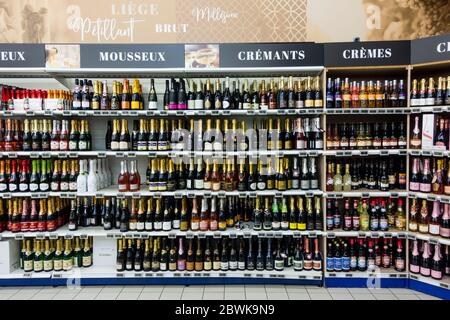 Exposition de vins au supermarché E Leclerc, St Malo, Bretagne, France Banque D'Images