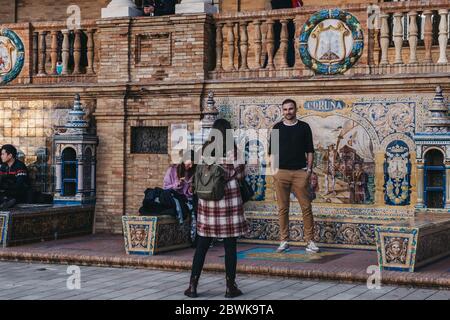 Séville, Espagne - 17 janvier 2020: Les gens de Gerona laissa Alcove provinciale à Plaza de España, une plaza dans le Parque de Maria Luisa, Séville, Espagne, Banque D'Images