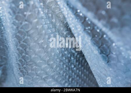 Texture de film à bulles en plastique. Toile de fond du pack bulle bleue, prise en photo avec une touche basse Banque D'Images