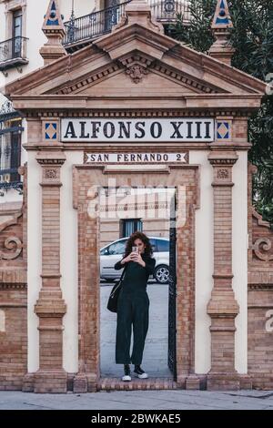 Séville, Espagne - 17 janvier, 2020:Femme prenant un selfie à l'entrée d'Alfonso XIII, un hôtel de luxe à Séville construit par le roi Alfonso XIII pour le Banque D'Images