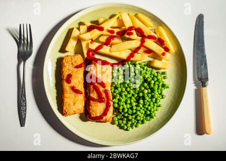 Les bâtonnets de poisson, les croustilles et les pois Banque D'Images