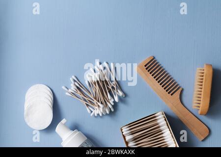 Produits de soins organiques pour l'élimination cosmétique et les procédures de spa à domicile. Brosse à cheveux et bâtonnets en bambou, tampons en coton et mousse nettoyante. Banque D'Images
