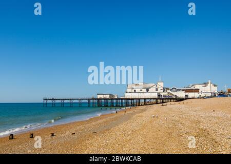 La jetée et la plage de galets de pierres sur le front de mer à Bognor Regis, une ville balnéaire de West Sussex, côte sud de l'Angleterre, lors d'une journée ensoleillée avec le ciel bleu Banque D'Images