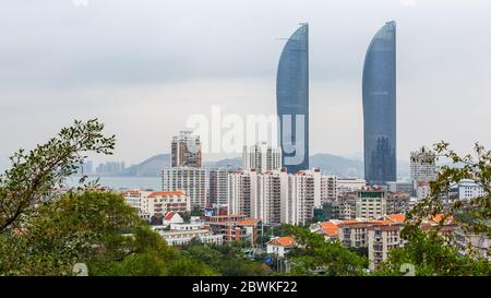 Horizon de Xiamen avec Shimao Straits Towers. Format Panorama. Banque D'Images