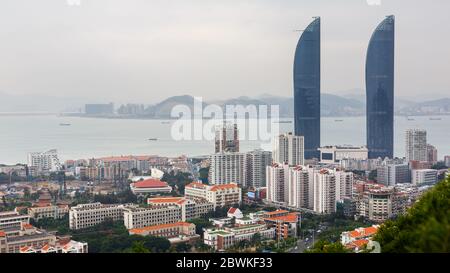 Paysage urbain de Xiamen avec les tours Shimao Straits. En arrière-plan la mer de Chine méridionale. Banque D'Images