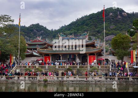 Vue sur un bâtiment du temple bouddhiste de Nanputuo - avec de nombreux touristes et croyants. Banque D'Images