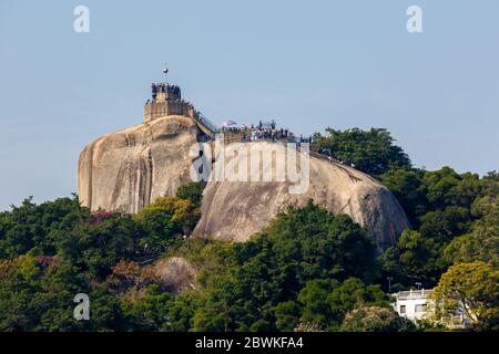 Sunlight Rock (RI Guang Yan), un site touristique pittoresque sur l'île de Gulangyu. Rempli de touristes. Banque D'Images