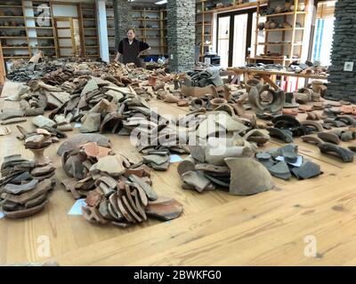 Kostolac, Serbie. 28 mai 2020. Vestiges de céramique, triés sur un banc d'essai du musée à Viminacium, une ville de l'avant-poste romain du premier au cinquième siècle dans l'est de la Serbie d'aujourd'hui. Le port de Viminacium est aujourd'hui un site archéologique. Crédit : Boris Babic/dpa/Alay Live News Banque D'Images