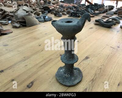 Kostolac, Serbie. 28 mai 2020. Une lampe à huile préservée se trouve dans le musée de Viminacium, une ville de l'avant-poste romain du premier au cinquième siècle dans l'est de la Serbie d'aujourd'hui. Le port de Viminacium est maintenant un site archéologique. Crédit : Boris Babic/dpa/Alay Live News Banque D'Images