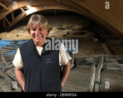 Kostolac, Serbie. 28 mai 2020. Miomir Korac, archéologue en chef de Viminacium et directeur de l'Institut archéologique de Belgrade, se trouve dans l'abri des découvertes importantes sur le site de Viminacium. Crédit : Boris Babic/dpa/Alay Live News Banque D'Images