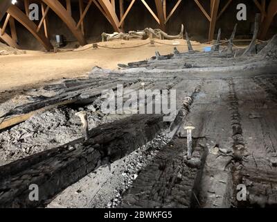 Kostolac, Serbie. 28 mai 2020. Vestiges d'un bateau romain du 3ème siècle, excavé en février dans une mine de charbon qui fournit une centrale thermique. Le bois bien conservé montre 18 siècles d'artisanat: La coupe et la couture de planches avec des agrafes métalliques pour la quille du navire. Le navire a probablement coulé dans le port de Viminacium, un avant-poste romain qui est maintenant un site archéologique. Crédit : Boris Babic/dpa/Alay Live News Banque D'Images