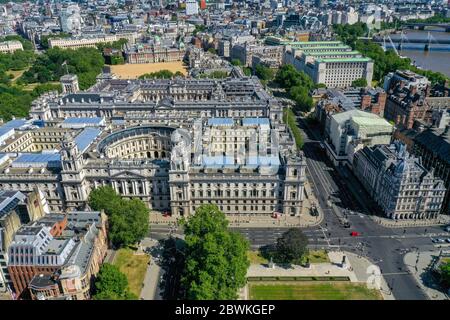 Vue aérienne de Londres à l'intersection de Parliament Street, Great George Street et Parliament Square, avec St James's Park sur la gauche avec les bâtiments gouvernementaux qui abritent des départements, notamment : Le Trésor, le Département du numérique, de la culture, des médias et des sports, le HMRC, le Bureau des affaires étrangères et du Commonwealth, Downing Street, le Cabinet Office et Horseguards Parade, et (à droite) le Ministère de la défense, le bâtiment du Bureau de l'ancienne guerre et le Ministère du commerce international. Banque D'Images