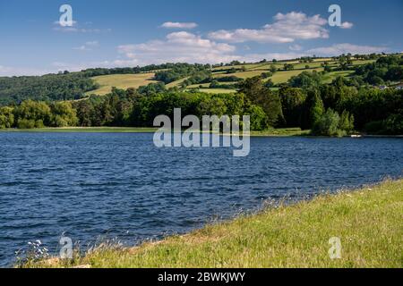 Les champs de pâturage et les forêts couvrent les collines de Mendip, au-dessus du lac Blagdon, dans le paysage pastoral du nord du Somerset. Banque D'Images