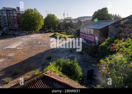 Bristol, Angleterre, Royaume-Uni - 25 mai 2020 : la lumière de l'aube tombe sur des bâtiments abandonnés et un lieu de gaspillage vide à Redcliffe Wharf, l'un des derniers post-industri Banque D'Images