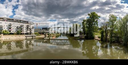 Graz, Autriche : 1er juin 2020 : vie urbaine avec pont ferroviaire au-dessus de la rivière mur dans la capitale de l'État fédéral de Styrie, Graz, Autriche. Banque D'Images