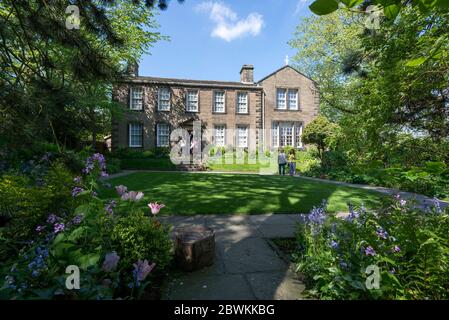 Vue sur le musée Bronte Parsonage à Howarth, dans le West Yorkshire depuis le jardin, pendant un après-midi ensoleillé d'été Banque D'Images