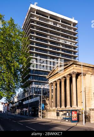 Bristol, Angleterre, Royaume-Uni - 25 mai 2020 : le soleil du matin brille sur la néoclassique St Mary sur l'église Quay et le bâtiment moderne de bureau Colston Tower à BRI Banque D'Images