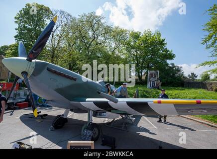 Un étalage au sol Supermarine Spitfire exposé au week-end du 1940 s à Howarth, dans le West Yorkshire Banque D'Images