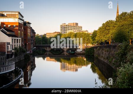 Bristol, Angleterre, Royaume-Uni - 25 mai 2020 : la lumière du matin brille sur les bâtiments le long du port flottant de Bristol, au pont de Bristol. Banque D'Images