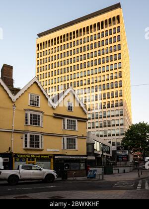 Bristol, Angleterre, Royaume-Uni - 25 mai 2020 : la lumière de l'aube tombe sur la tour moderne d'un immeuble de bureaux de Redcliffe Street derrière les anciens bâtiments traditionnels de VI Banque D'Images