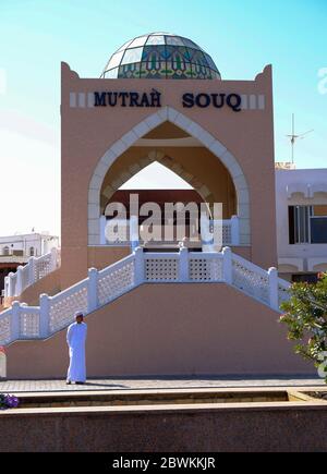 Homme omanais local qui attend devant l'entrée de la Corniche du Souq de Mutrah à Muscat, Sultanat d'Oman Banque D'Images