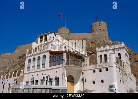 Vue sur une vieille maison et le fort de Mutrah depuis la Corniche, Muscat, Sultanat d'Oman. Banque D'Images