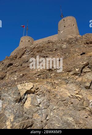 Vue sur le fort de Mutrah depuis la Corniche, Muscat, Sultanat d'Oman. Banque D'Images