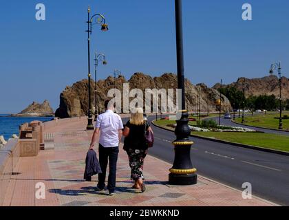 Touristes marchant sur la Corniche de Mutrah à Muscat, Oman. Banque D'Images