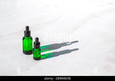 Produit cosmétique naturel, sérum pour le soin et la beauté de la peau et des cheveux. Huiles végétales homéopathiques. Concept de bio cosmétique et de nourriture Addit Banque D'Images