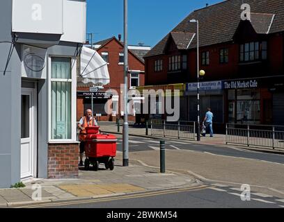 Poste livrant du courrier à Goole, East Yorkshire, Angleterre Banque D'Images