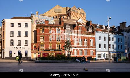 Bristol, Angleterre, Royaume-Uni - 19 avril 2020 : jeunes hommes skareboard lors d'une soirée ensoleillée dans le centre-ville de Bristol. Banque D'Images
