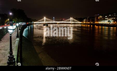 Londres, Angleterre, Royaume-Uni - 31 octobre 2013 : le pont Albert très orné est éclairé la nuit entre Chelsea et Battersea sur la Tamise dans l'ouest de Londres. Banque D'Images