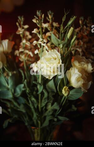 Des roses blanches dans un vase Banque D'Images