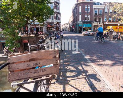 Utrecht, Pays-Bas - 29 septembre 2011 : les cyclistes et les piétons traversent le Vieux Canal Oudegracht dans le centre historique d'Utrecht. Banque D'Images