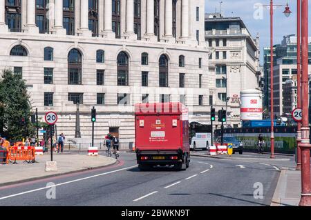 Londres, Angleterre, Royaume-Uni - 30 juillet 2011 : les cyclistes et les véhicules passent par la jonction du pont Blackfriars et de la rue Queen Victoria Street pendant le rebui Banque D'Images