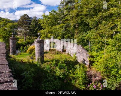 Killin, Écosse, Royaume-Uni - 6 juin 2011 : le soleil brille sur le terrain de Clan Macnab Burial sur une île dans le DoChart de la rivière à Killin dans les Highlands de Scotl Banque D'Images