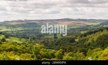 Une mosaïque de champs de pâturage, de bois et de hameaux remplit Derbyshire Derwent Valley sous les landes du Peak District d'Angleterre. Banque D'Images